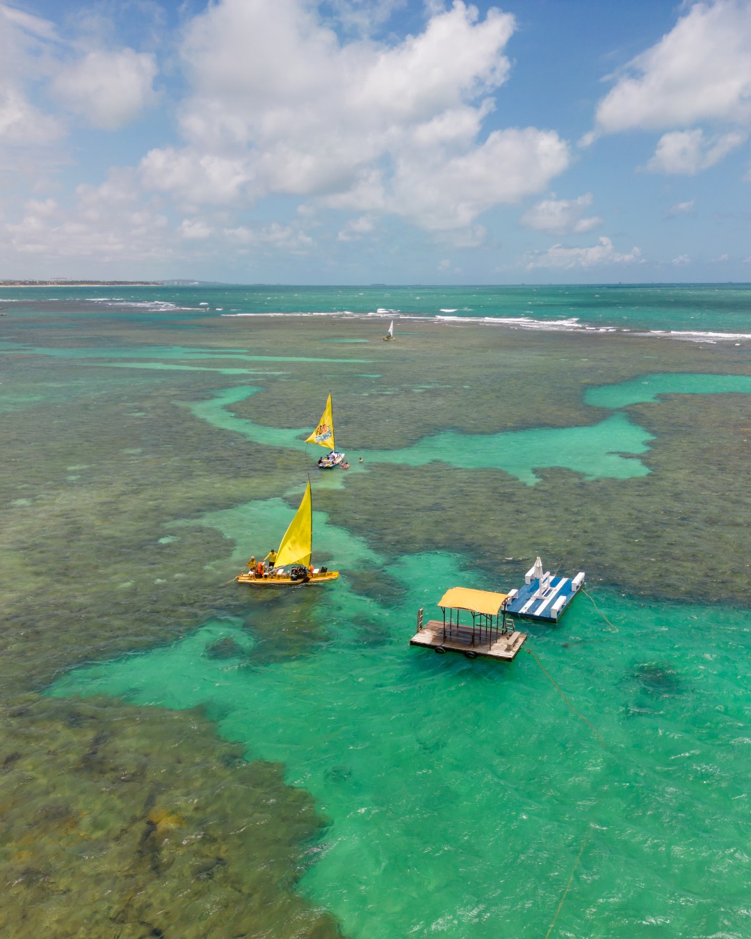 Praia com águas cristalinas